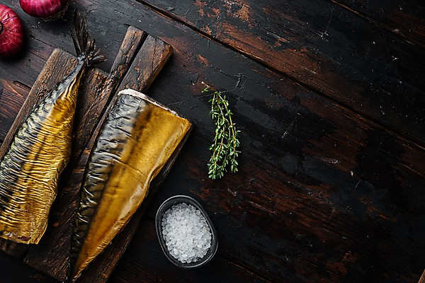 포토 JPG 해외이미지 그릇 실내 사람없음 하이앵글 소금 고등어 훈제 고등어구이 나무도마 나무탁자 백리향 적양파 훈제요리 해외포토 식기 음식 뷰포인트 탁자 양파 도마 어류 내부 목재 생선구이 파일형식