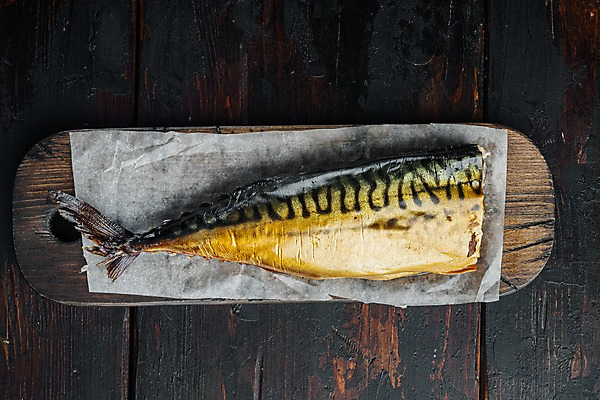 포토 JPG 해외이미지 실내 사람없음 하이앵글 고등어 훈제 고등어구이 나무도마 나무탁자 훈제요리 종이호일 해외포토 음식 뷰포인트 탁자 도마 어류 내부 목재 생선구이 파일형식