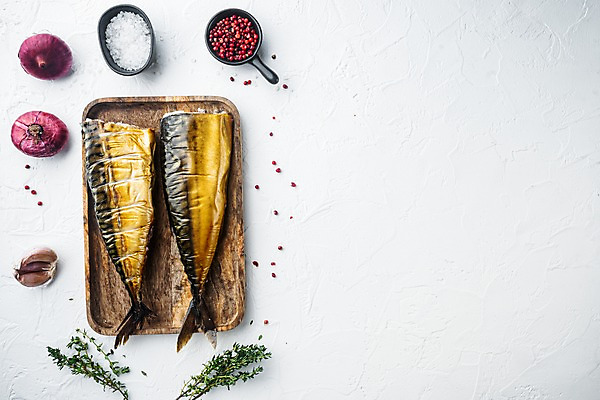 포토 JPG 해외이미지 그릇 실내 마늘 사람없음 하이앵글 흰배경 소금 후추 고등어 훈제 고등어구이 나무쟁반 백리향 적양파 훈제요리 카피스페이스 해외포토 식기 음식 뷰포인트 백그라운드 채소 양파 쟁반 어류 내부 목재 공백 흰색 향신료 생선구이 파일형식
