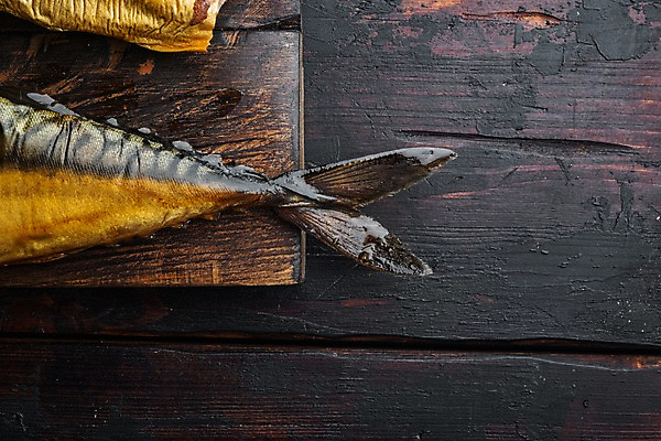 포토 JPG 해외이미지 실내 근접촬영 사람없음 하이앵글 고등어 꼬리지느러미 훈제 고등어구이 나무도마 나무탁자 훈제요리 해외포토 음식 뷰포인트 탁자 도마 어류 내부 목재 지느러미 생선구이 파일형식