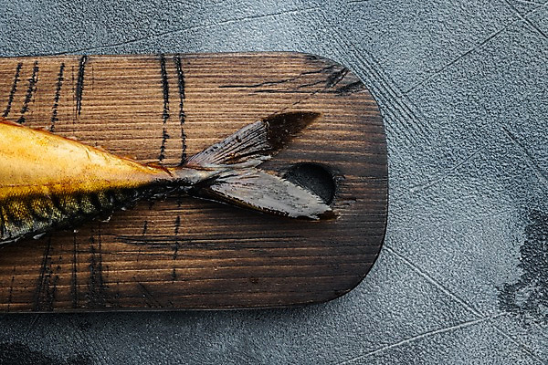 포토 JPG 해외이미지 회색배경 실내 근접촬영 사람없음 하이앵글 고등어 꼬리지느러미 훈제 고등어구이 나무도마 훈제요리 해외포토 음식 뷰포인트 백그라운드 도마 어류 내부 목재 회색 지느러미 생선구이 파일형식