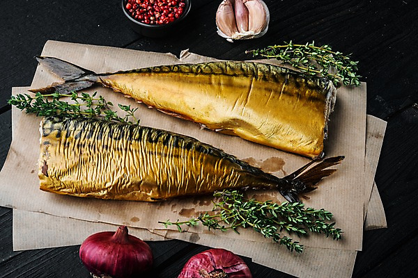 포토 JPG 해외이미지 그릇 검은배경 실내 마늘 사람없음 후추 고등어 훈제 고등어구이 백리향 적양파 키친타올 훈제요리 해외포토 식기 음식 백그라운드 채소 양파 어류 내부 검은색 화장지 향신료 생선구이 파일형식