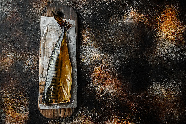 포토 JPG 해외이미지 검은배경 실내 사람없음 하이앵글 고등어 훈제 고등어구이 나무도마 훈제요리 카피스페이스 종이호일 해외포토 음식 뷰포인트 백그라운드 도마 어류 내부 목재 검은색 공백 생선구이 파일형식