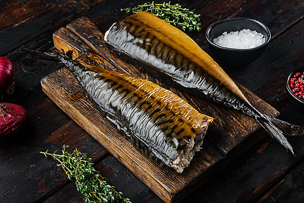 포토 JPG 해외이미지 그릇 검은배경 실내 사람없음 소금 후추 고등어 훈제 고등어구이 나무도마 백리향 적양파 훈제요리 해외포토 식기 음식 백그라운드 양파 도마 어류 내부 목재 검은색 향신료 생선구이 파일형식