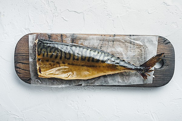포토 JPG 해외이미지 실내 사람없음 하이앵글 흰배경 고등어 훈제 고등어구이 나무도마 훈제요리 종이호일 해외포토 음식 뷰포인트 백그라운드 도마 어류 내부 목재 흰색 생선구이 파일형식