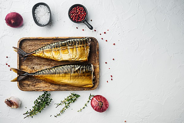 포토 JPG 해외이미지 실내 마늘 사람없음 하이앵글 흰배경 소금 후추 고등어 훈제 고등어구이 나무쟁반 백리향 적양파 훈제요리 카피스페이스 해외포토 음식 뷰포인트 백그라운드 채소 양파 쟁반 어류 내부 목재 공백 흰색 향신료 생선구이 파일형식