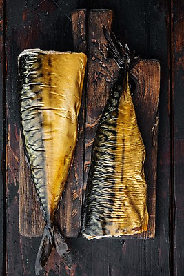 포토 JPG 해외이미지 실내 사람없음 하이앵글 고등어 훈제 고등어구이 나무도마 나무탁자 훈제요리 해외포토 음식 뷰포인트 탁자 도마 어류 내부 목재 생선구이 파일형식