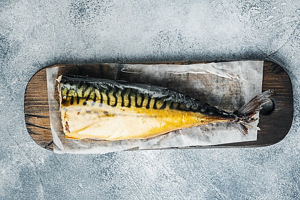 포토 JPG 해외이미지 회색배경 실내 사람없음 하이앵글 고등어 훈제 고등어구이 나무도마 훈제요리 종이호일 해외포토 음식 뷰포인트 백그라운드 도마 어류 내부 목재 회색 생선구이 파일형식