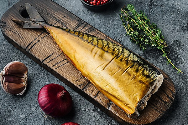 포토 JPG 해외이미지 회색배경 실내 마늘 사람없음 고등어 훈제 고등어구이 나무도마 백리향 적양파 훈제요리 해외포토 음식 백그라운드 채소 양파 도마 어류 내부 목재 회색 생선구이 파일형식