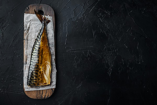 포토 JPG 해외이미지 검은배경 실내 사람없음 하이앵글 고등어 훈제 고등어구이 나무도마 훈제요리 카피스페이스 종이호일 해외포토 음식 뷰포인트 백그라운드 도마 어류 내부 목재 검은색 공백 생선구이 파일형식