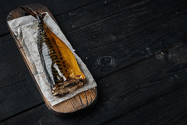 포토 JPG 해외이미지 검은배경 실내 사람없음 고등어 훈제 고등어구이 나무도마 훈제요리 종이호일 해외포토 음식 백그라운드 도마 어류 내부 목재 검은색 생선구이 파일형식
