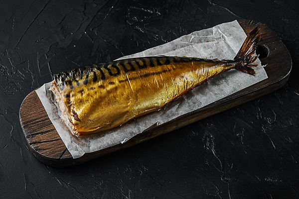포토 JPG 해외이미지 검은배경 실내 사람없음 고등어 훈제 고등어구이 나무도마 훈제요리 종이호일 해외포토 음식 백그라운드 도마 어류 내부 목재 검은색 생선구이 파일형식