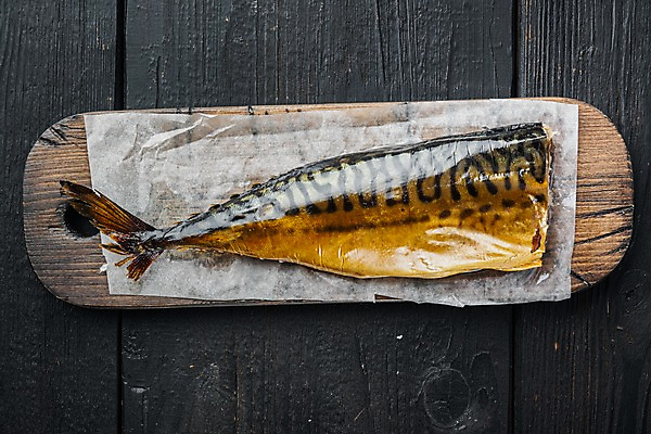 포토 JPG 해외이미지 검은배경 실내 사람없음 하이앵글 고등어 훈제 고등어구이 나무도마 훈제요리 종이호일 해외포토 음식 뷰포인트 백그라운드 도마 어류 내부 목재 검은색 생선구이 파일형식