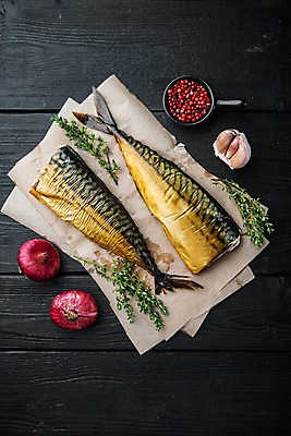 포토 JPG 해외이미지 그릇 검은배경 실내 마늘 사람없음 하이앵글 후추 고등어 훈제 고등어구이 백리향 적양파 키친타올 훈제요리 해외포토 식기 음식 뷰포인트 백그라운드 채소 양파 어류 내부 검은색 화장지 향신료 생선구이 파일형식