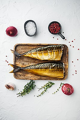 포토 JPG 해외이미지 그릇 실내 마늘 사람없음 하이앵글 흰배경 소금 후추 고등어 훈제 고등어구이 나무쟁반 백리향 적양파 훈제요리 해외포토 식기 음식 뷰포인트 백그라운드 채소 양파 쟁반 어류 내부 목재 흰색 향신료 생선구이 파일형식
