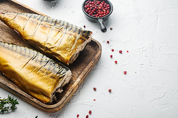 포토 JPG 해외이미지 그릇 실내 사람없음 흰배경 후추 고등어 훈제 고등어구이 나무쟁반 백리향 훈제요리 해외포토 식기 음식 백그라운드 쟁반 어류 내부 목재 흰색 향신료 생선구이 파일형식