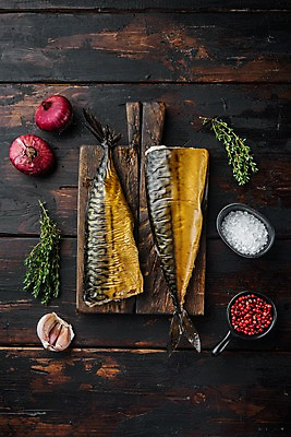 포토 JPG 해외이미지 그릇 양파 실내 마늘 사람없음 하이앵글 소금 후추 고등어 훈제 고등어구이 나무도마 나무탁자 백리향 적양파 훈제요리 플랫레이 해외포토 식기 음식 뷰포인트 채소 탁자 도마 어류 내부 목재 플랫 향신료 생선구이 파일형식