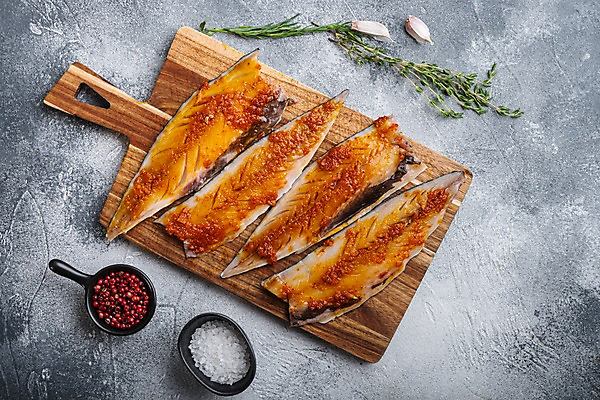 포토 JPG 해외이미지 그릇 회색배경 실내 마늘 사람없음 하이앵글 소금 후추 고등어 로즈메리 고등어구이 나무도마 백리향 해외포토 식기 뷰포인트 백그라운드 채소 도마 어류 내부 목재 회색 허브 향신료 생선구이 파일형식