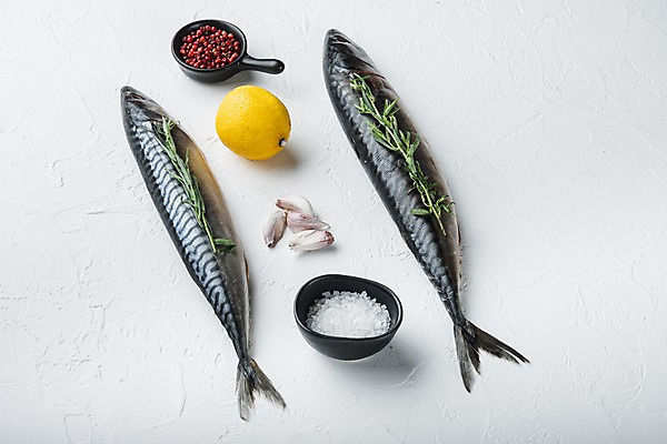 포토 JPG 해외이미지 그릇 실내 마늘 사람없음 레몬 흰배경 날것 소금 후추 고등어 로즈메리 해외포토 식기 백그라운드 채소 과일 어류 내부 흰색 허브 향신료 파일형식