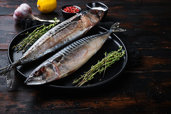 포토 JPG 해외이미지 그릇 접시 실내 마늘 사람없음 레몬 날것 후추 고등어 나무탁자 백리향 해외포토 식기 채소 과일 탁자 어류 내부 향신료 파일형식