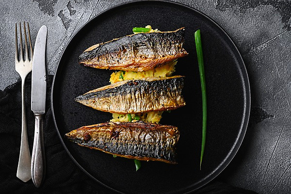 포토 JPG 해외이미지 접시 포크 회색배경 감자 파프리카 실내 사람없음 하이앵글 나이프 굽기 질감 고등어 고등어구이 플레이팅 해외포토 식기 뷰포인트 백그라운드 채소 어류 내부 회색 칼 상차림 구이 생선구이 파일형식