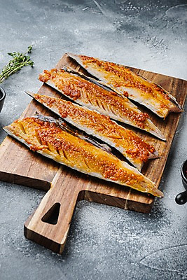 포토 JPG 해외이미지 회색배경 파프리카 실내 사람없음 굽기 질감 고등어 고등어구이 나무도마 백리향 해외포토 백그라운드 채소 도마 어류 내부 목재 회색 구이 생선구이 파일형식