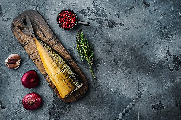 포토 JPG 해외이미지 그릇 회색배경 실내 마늘 사람없음 하이앵글 후추 고등어 훈제 고등어구이 나무도마 백리향 적양파 훈제요리 카피스페이스 해외포토 식기 음식 뷰포인트 백그라운드 채소 양파 도마 어류 내부 목재 공백 회색 향신료 생선구이 파일형식