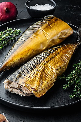 포토 JPG 해외이미지 그릇 접시 검은배경 실내 사람없음 소금 고등어 훈제 고등어구이 백리향 적양파 훈제요리 해외포토 식기 음식 백그라운드 양파 어류 내부 검은색 생선구이 파일형식