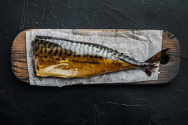 포토 JPG 해외이미지 검은배경 실내 사람없음 하이앵글 고등어 훈제 고등어구이 나무도마 훈제요리 종이호일 해외포토 음식 뷰포인트 백그라운드 도마 어류 내부 목재 검은색 생선구이 파일형식