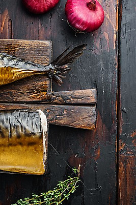 포토 JPG 해외이미지 실내 근접촬영 사람없음 하이앵글 고등어 꼬리지느러미 훈제 고등어구이 나무도마 나무탁자 백리향 적양파 훈제요리 해외포토 음식 뷰포인트 탁자 양파 도마 어류 내부 목재 지느러미 생선구이 파일형식