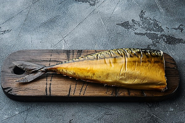 포토 JPG 해외이미지 회색배경 실내 사람없음 고등어 훈제 고등어구이 나무도마 훈제요리 해외포토 음식 백그라운드 도마 어류 내부 목재 회색 생선구이 파일형식