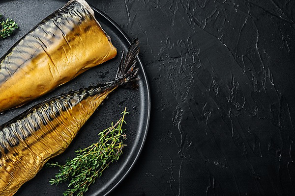 포토 JPG 해외이미지 접시 검은배경 실내 사람없음 하이앵글 고등어 꼬리지느러미 훈제 고등어구이 백리향 훈제요리 카피스페이스 해외포토 식기 음식 뷰포인트 백그라운드 어류 내부 검은색 공백 지느러미 생선구이 파일형식