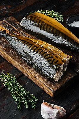 포토 JPG 해외이미지 그릇 검은배경 실내 마늘 옥수수 사람없음 소금 고등어 훈제 고등어구이 나무도마 훈제요리 해외포토 식기 음식 백그라운드 채소 곡류 도마 어류 내부 목재 검은색 생선구이 파일형식