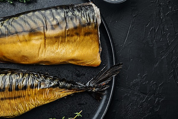 포토 JPG 해외이미지 접시 검은배경 실내 근접촬영 사람없음 하이앵글 고등어 꼬리지느러미 훈제 고등어구이 훈제요리 해외포토 식기 음식 뷰포인트 백그라운드 어류 내부 검은색 지느러미 생선구이 파일형식