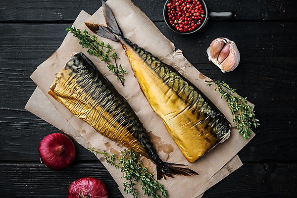 포토 JPG 해외이미지 그릇 검은배경 실내 마늘 사람없음 하이앵글 후추 고등어 훈제 고등어구이 백리향 적양파 키친타올 훈제요리 해외포토 식기 음식 뷰포인트 백그라운드 채소 양파 어류 내부 검은색 화장지 향신료 생선구이 파일형식