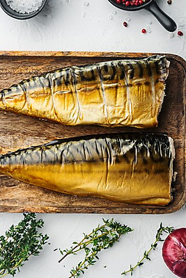 포토 JPG 해외이미지 그릇 실내 사람없음 하이앵글 흰배경 소금 후추 고등어 훈제 고등어구이 나무쟁반 백리향 적양파 훈제요리 해외포토 식기 음식 뷰포인트 백그라운드 양파 쟁반 어류 내부 목재 흰색 향신료 생선구이 파일형식