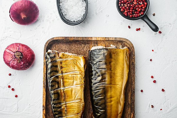 포토 JPG 해외이미지 그릇 실내 사람없음 하이앵글 흰배경 소금 후추 고등어 훈제 고등어구이 나무쟁반 적양파 훈제요리 해외포토 식기 음식 뷰포인트 백그라운드 양파 쟁반 어류 내부 목재 흰색 향신료 생선구이 파일형식