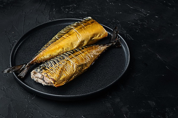 포토 JPG 해외이미지 접시 검은배경 실내 사람없음 고등어 훈제 고등어구이 훈제요리 해외포토 식기 음식 백그라운드 어류 내부 검은색 생선구이 파일형식