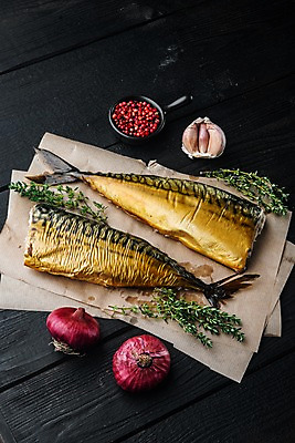 포토 JPG 해외이미지 그릇 검은배경 실내 마늘 사람없음 후추 고등어 훈제 고등어구이 백리향 적양파 키친타올 훈제요리 해외포토 식기 음식 백그라운드 채소 양파 어류 내부 검은색 화장지 향신료 생선구이 파일형식