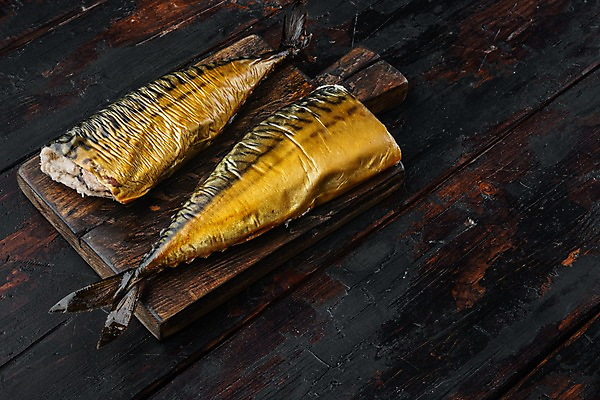 포토 JPG 해외이미지 실내 사람없음 고등어 훈제 고등어구이 나무도마 나무탁자 훈제요리 해외포토 음식 탁자 도마 어류 내부 목재 생선구이 파일형식