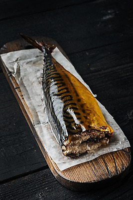 포토 JPG 해외이미지 검은배경 실내 사람없음 고등어 훈제 고등어구이 나무도마 훈제요리 종이호일 해외포토 음식 백그라운드 도마 어류 내부 목재 검은색 생선구이 파일형식
