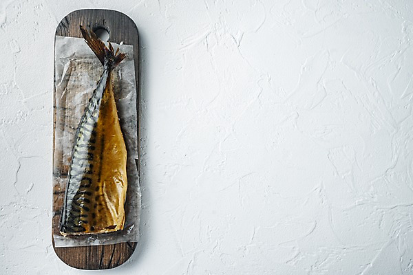 포토 JPG 해외이미지 실내 사람없음 하이앵글 흰배경 고등어 훈제 고등어구이 나무도마 훈제요리 카피스페이스 종이호일 해외포토 음식 뷰포인트 백그라운드 도마 어류 내부 목재 공백 흰색 생선구이 파일형식
