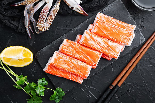 포토 JPG 해외이미지 식재료 검은배경 사람없음 하이앵글 게 레몬 나무젓가락 맛살 돌접시 해외포토 접시 음식 뷰포인트 백그라운드 과일 젓가락 갑각류 검은색 파일형식