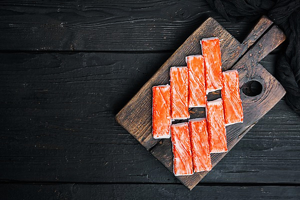 포토 JPG 해외이미지 식재료 검은배경 사람없음 하이앵글 나무도마 맛살 카피스페이스 해외포토 음식 뷰포인트 백그라운드 도마 목재 검은색 공백 파일형식