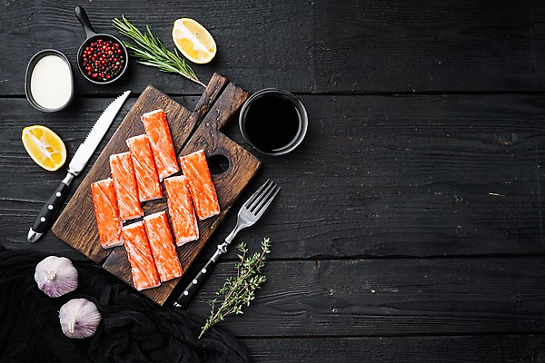 포토 JPG 해외이미지 포크 식재료 검은배경 마늘 사람없음 하이앵글 나이프 레몬 간장 종지 후추 로즈메리 마요네즈 나무도마 맛살 백리향 카피스페이스 해외포토 그릇 식기 음식 뷰포인트 백그라운드 채소 과일 도마 목재 검은색 공백 양념 소스_음식 칼 허브 향신료 파일형식