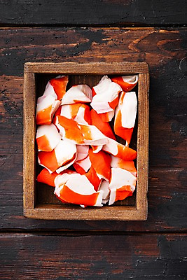 포토 JPG 해외이미지 식재료 사람없음 하이앵글 나무상자 나무탁자 맛살 살라미 해외포토 음식 뷰포인트 탁자 상자 파일형식