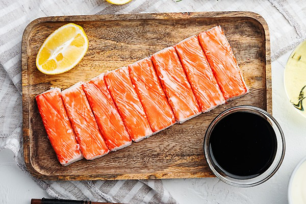 포토 JPG 해외이미지 식재료 사람없음 하이앵글 레몬 흰배경 간장 종지 나무쟁반 맛살 해외포토 그릇 음식 뷰포인트 백그라운드 과일 쟁반 목재 흰색 양념 파일형식