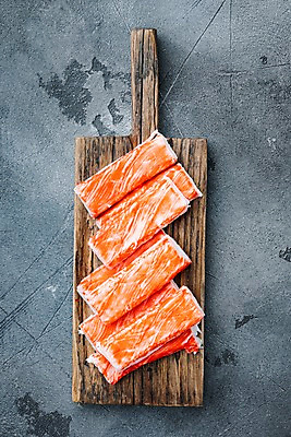 포토 JPG 해외이미지 식재료 회색배경 사람없음 하이앵글 나무도마 맛살 해외포토 음식 뷰포인트 백그라운드 도마 목재 회색 파일형식