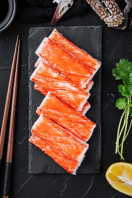 포토 JPG 해외이미지 식재료 검은배경 사람없음 하이앵글 게 레몬 나무젓가락 맛살 돌접시 해외포토 접시 음식 뷰포인트 백그라운드 과일 젓가락 갑각류 검은색 파일형식