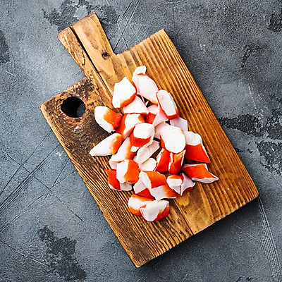 포토 JPG 해외이미지 식재료 회색배경 사람없음 하이앵글 나무도마 맛살 살라미 해외포토 음식 뷰포인트 백그라운드 도마 목재 회색 파일형식